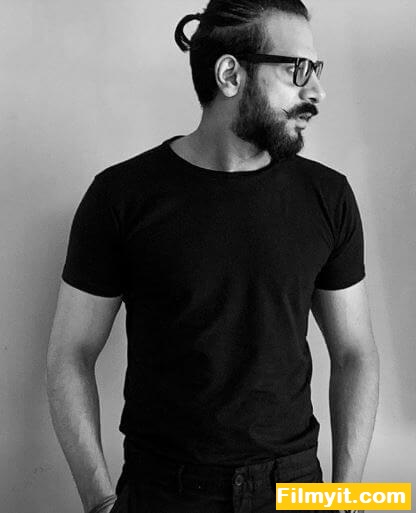 Karan Veer Mehra Height & Weight