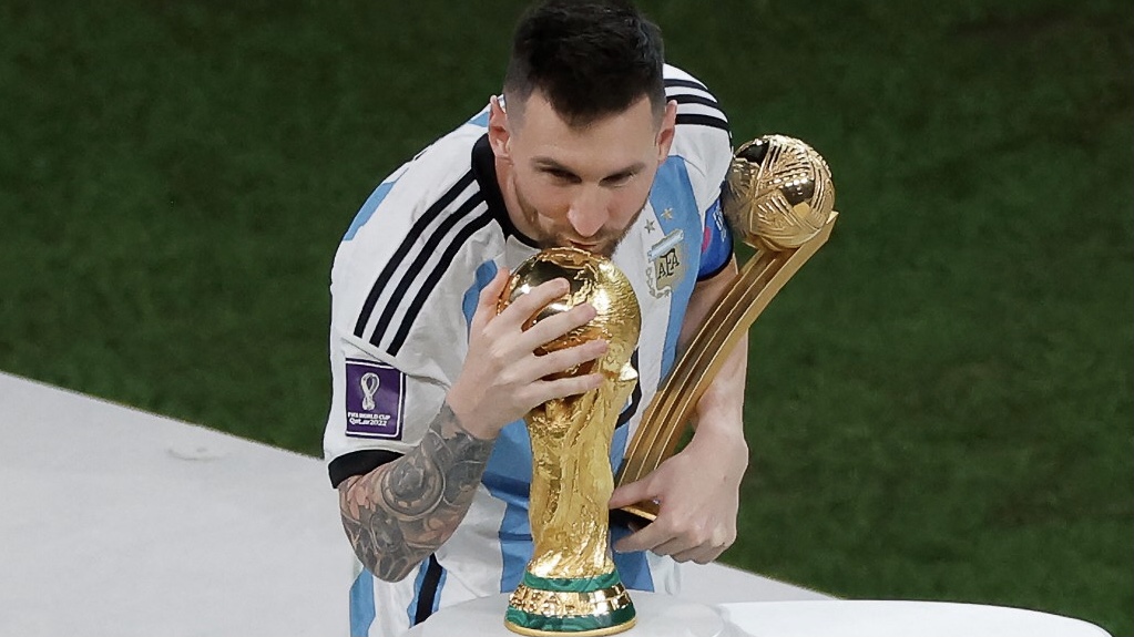Lionel Messi recibe el Balón de Oro del Mundial de Catar-2022