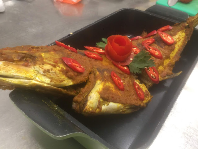 mengolah ikan bakar tarkulu dimasak dengan bumbu kuning