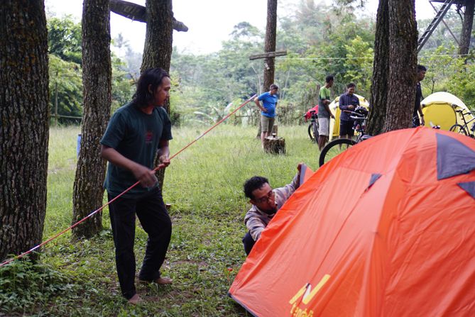 Kawan mendirikan tenda tambahan