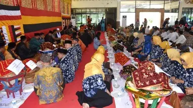 Wako Pariaman: Tradisi Makan Bajamba Harus Dilestarikan