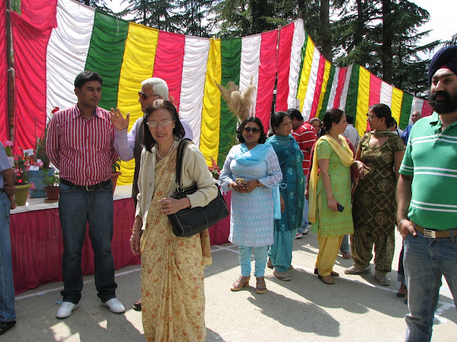 Mrs Hema Khanna, a first time participant and resident of the society was excited about her contribution, ‘I am really motivated and enliven by this show. We always try to participate actively in dissemination of information and involve ourselves with the pursuits and interests of our local community’.The prize distribution held during the evening was further made lively with the presence of the Mayor Smt Madhu Sood as chief guest who distributed nearly 75 prizes, which were sponsored by STel and the Indian Oil Corporation, in various categories. Sood said, “the whole idea was beautifully conceptualized and the exhibits it their glory are a role model, which could be followed by other localities as well’.