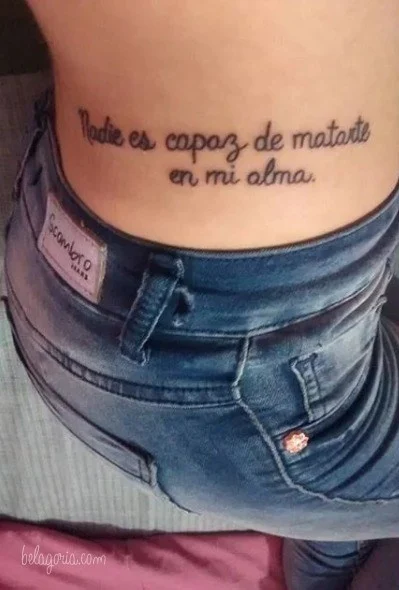 imagen del tatuaje en la cintura de una mujer