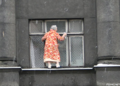 vieja limpiando cristales old woman clean windows