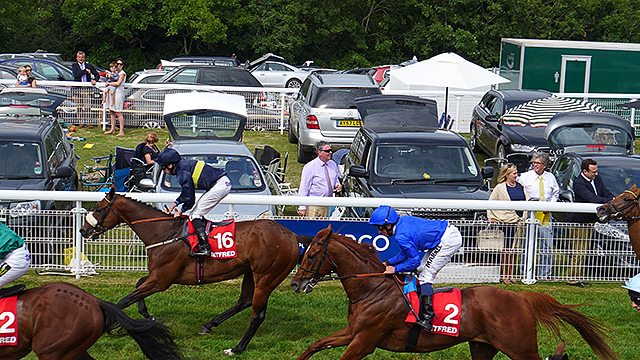 WOMEN HATS  - THE HORSE RACE OF L’ORMARINS QUEEN’S PLATE - GOODWOOD ENGLAND