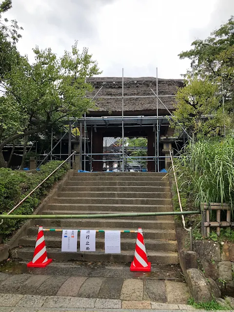 深大寺の山門が修理工事中