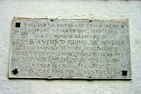 'Escuelas José Antonio': placa conmemorativa. (La Barca de la Florida)