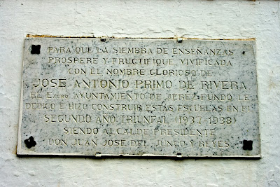 'Escuelas José Antonio': placa conmemorativa. (La Barca de la Florida)