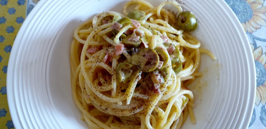 Spaghetti alla Carbonara con le olive