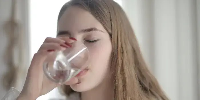 perbanyak minum air putih untuk mencegah risiko penyakit diabetes
