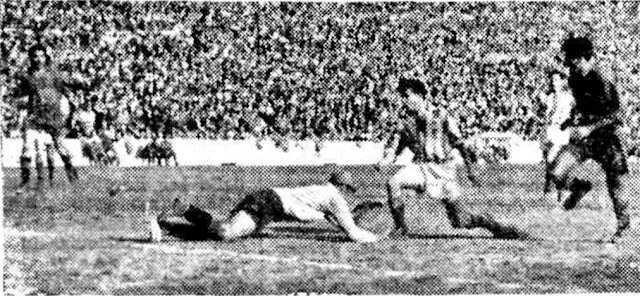 Valiente salida de Goicolea para hacerse con el esférico. REAL SOCIEDAD DE FÚTBOL DE SAN SEBASTIÁN 0 REAL VALLADOLID DEPORTIVO 0. Resultado de la eliminatoria: REAL VALLADOLID 3 REAL SOCIEDAD 2 Domingo 27/04/1952, 16:30 horas. Copa del Generalísimo, cuartos de final, partido de ida. San Sebastián, Guipúzcoa, estadio de Atocha. GOLES: No hubo.