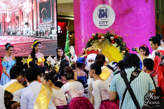 Kids happy to see Santa Clause at SM City Masinag