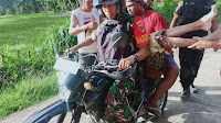Babinsa Desa Lompulle Sertu Asriadi Evakuasi Mayat Korban Tenggelam di Sungai Walanae Menggunakan Kendaraan Roda Dua