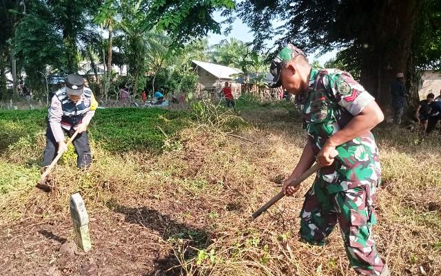 Picu Semangat Warga, Bhabinkamtibmas Polsek Peureulak Polres Aceh Timur dan Babinsa Koramil 04 Sinergi Bersihkan Makam