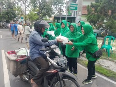 Kegembiraan Warga Menerima Nasi Kotak Dari Persit Kodim Banyumas