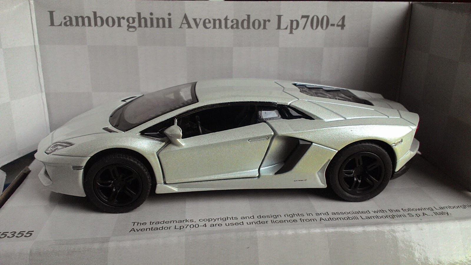 Lamborghini Veneno Putih