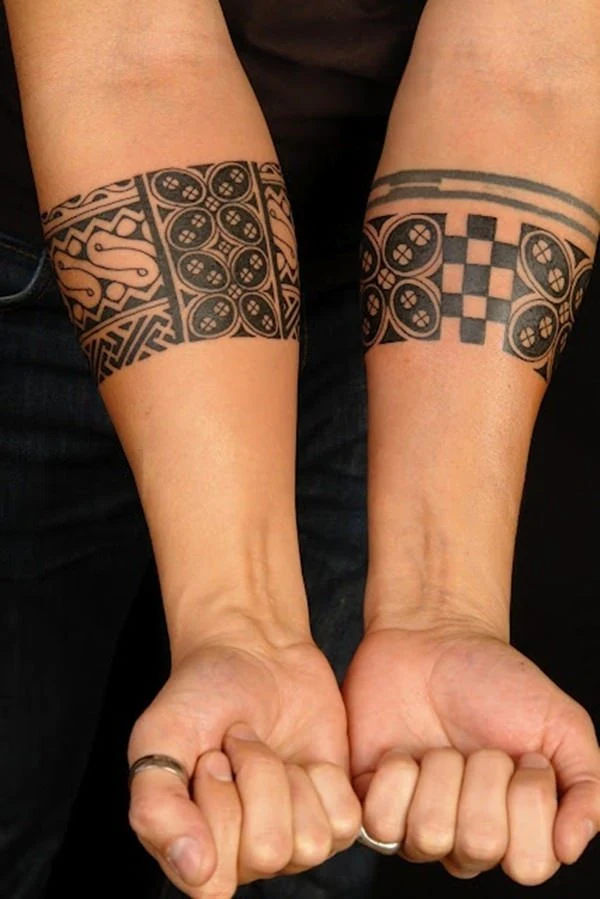 tatuaje maori en hombre, tatuaje tradicional polinesio para hombre