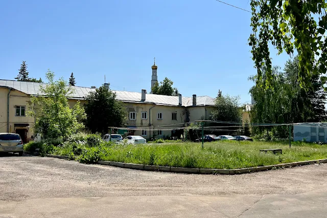 Дзержинский, площадь Святителя Николая, дворы, жилой дом 1860 года постройки