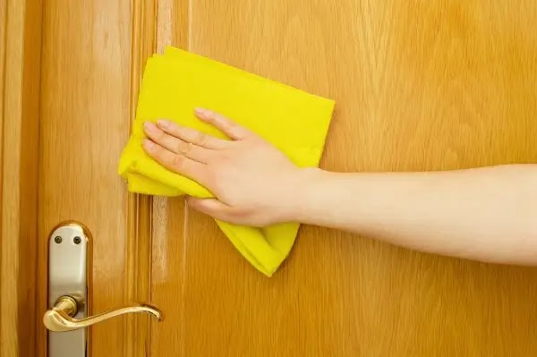 How to clean wood doors in an easy way