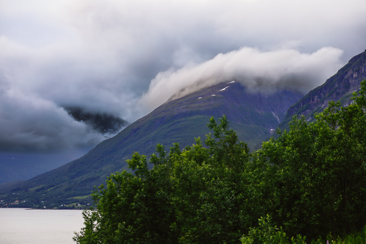 Góry w drodze z Tromso na Lofoty