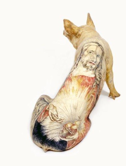 Delvoye make tattoo on stuffed pigs and pig skin.