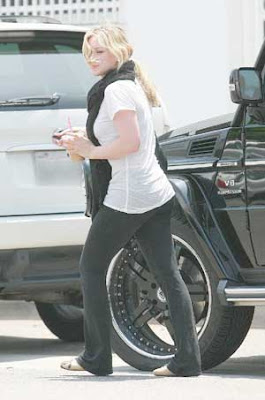 Hilary Duff  Making Deposits Pics