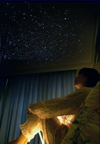 Dormitorio con techo de estrellas