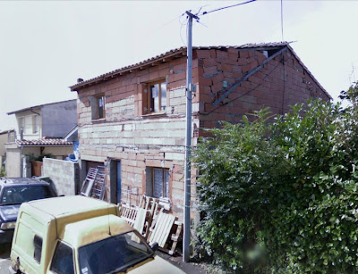 Maison pourri, probablement une des maisons les moins biens construites en France. Bonjour le bricolage !