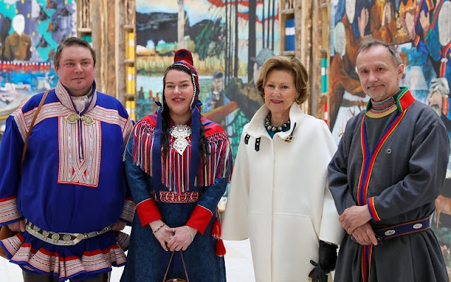 Queen Sonja of Norway opened the Sámi pavilion at the 59th Venice Biennale. The Queen wore a white cashmere coat