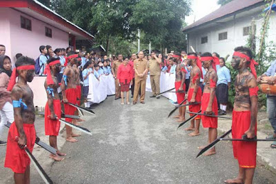 Ambon, Malukupost.com - Salah satu bentuk kearifan lokal yang punya peran sangat besar bagi proses integrasi di daerah ini, yaitu pela. Dimana pela merupakan suatu bentuk persuadaraan negeri atau desa, baik antar kristen dengan islam , islam dengan islam, maupun kristen dengan kristen yang terbentuk karena suatu peristiwa penting pada masa lalu, demikian disampaikan Gubernur Maluku, Said Assagaff dalam sambutannya pada acara panas Pela SMPN 9 Ambon dan SMPN 4 Salahutu, Senin (29/1). 