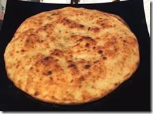 Pizza imbottita con carciofi fritti e dadini di patate fritte