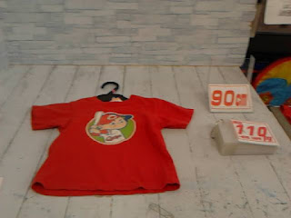 中古品　子供服　９０ｃｍ　カープ坊やプリント　レッド　半袖Tシャツ　１１０円
