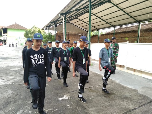 BABINSA KORAMIL 01 SUKOHARJO LATIH SISWA MTSN JOHO TATA UPACARA
