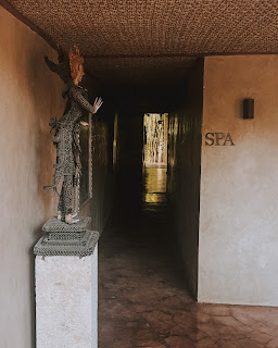 Entrada do spa, com uma estátua Balinesa à entrada