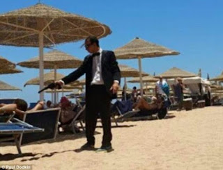 hocking Moment Hotel Entertainer Holds A Fake Gun To The Heads Of Tourists 