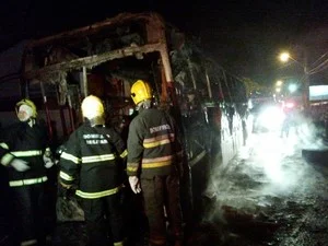 foto de ônibus incendiado em SC