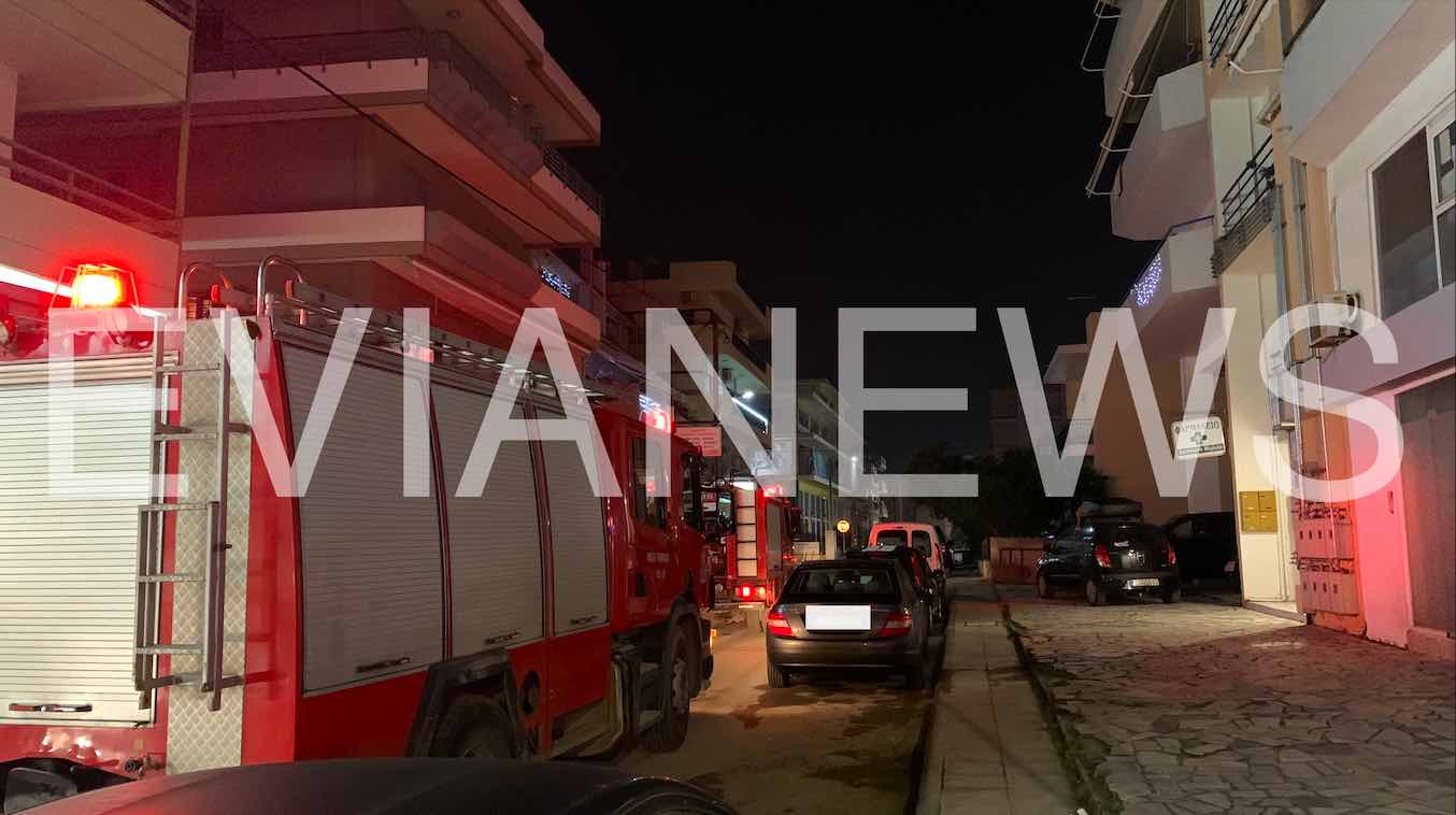 2 πυροσβεστικά βρέθηκαν έξω από πολυκατοικία στη Χαλκίδα λίγο πριν φύγει το 2022