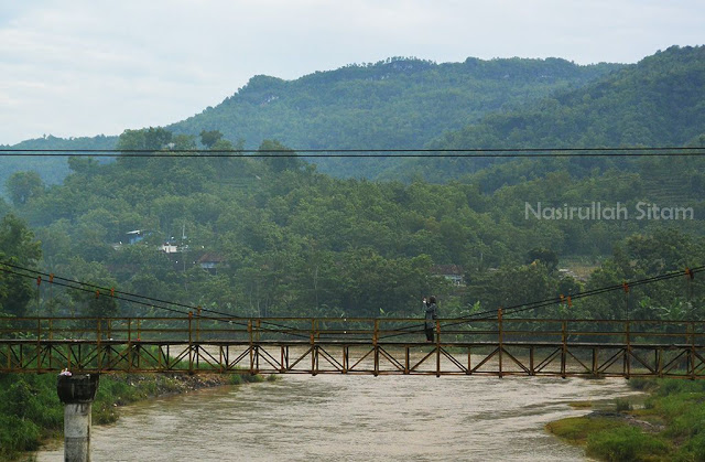 Jembatan Soka dari sudut lain