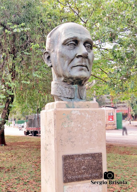 Close-up do busto em bronze do Monumento ao General Estilac Leal no Paraíso