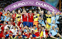 Selección de ESPAÑA - Temporada 2011-12 - ITALIA 0, ESPAÑA 4 (Silva, Jordi Alba, Fernando Torres y Mata) - 01/07/2012 - Eurocopa de Polonia y Ucrania 2012, Final - Kiev, Ucrania, estadio Olímpico -Alineación: Casillas; Arbeloa,  Piqué, Sergio Ramos, Jordi Alba; Busquets; Silva (Pedro, 58'), Xabi Alonso, Xavi, Iniesta (Mata, 86'); y Cesc Fábregas (Fernando Torres, 75') - LOS JUGADORES ESPAÑOLES CELEBRAN SU TRIUNFO EN LA EUROCOPA DE 2012