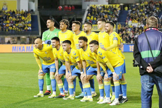 📸U. D. LAS PALMAS 📆4 enero 2024 ⬆️Álvaro Vallés, Saúl Coco, Sergi Cardona, Álex Suárez, Mika Mármol, Kirian Rodríguez. ⬇️Sandro Ramírez, Javi MUñoz, Alberto Moleiro, Munir y Máximo Perrone. U. D. LAS PALMAS 1 🆚 F. C. BARCELONA 2 Jueves 04/01/2024, 21:30 horas. Campeonato de Liga de 1ª División, jornada 19. Las Palmas de Gran Canaria, estadio de Gran Canaria: 31.712 espectadores. GOLES: ⚽1-0: 12’, Munir El Haddadi. ⚽1-1: 55’, Ferran Torres. ⚽1-2: 90+3’, İlkay Gündoğan, de penalti.