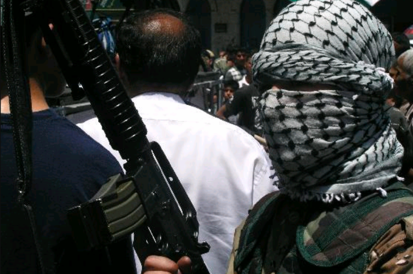 Terrorista do Hamas acompanha uma manifestação em Gaza | Foto: Atphalix/Wikimedia Commons