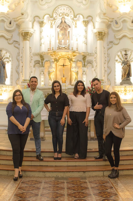 Canto del grupo Kairoi Junto a Ti María; video del Coro Cantaré