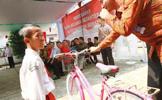 Pemberian-presiden-di-tolak-warga-dan-tamu-undangan-malah-tertawa-terpingkal-pingkal