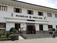 Beribur ke Museum Geologi Bandung