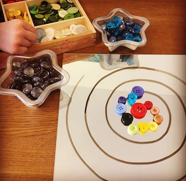 Create patterns on buttons and whiteboard pens on mirrors