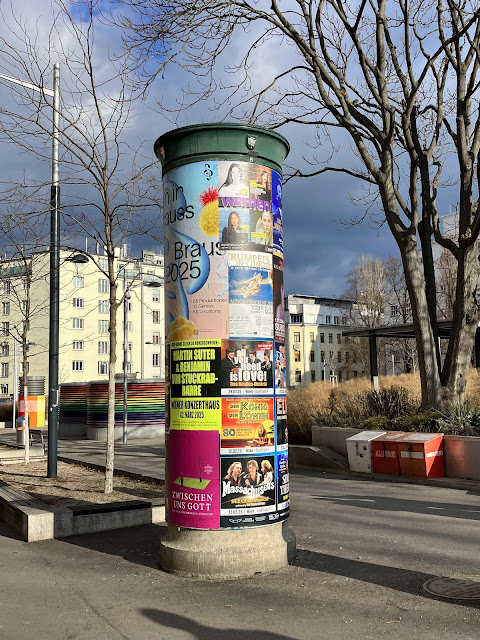 Bunt beklebte Litfasssäule in der Stadt Wien