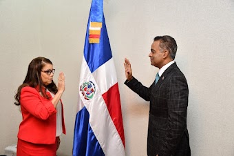  Ministro de la Presidencia toma juramento a la nueva directora de Pasaportes