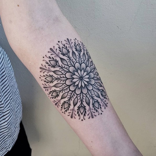 este_dotwork_mandala_floral