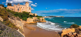 замок на берегу Испании